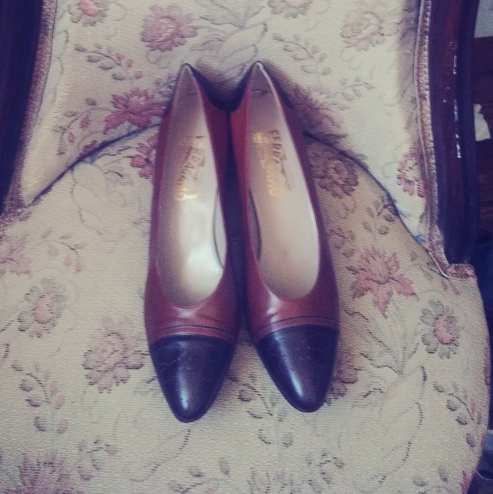 Vintage Ferragamo pumps. Cognac and chocolate.
